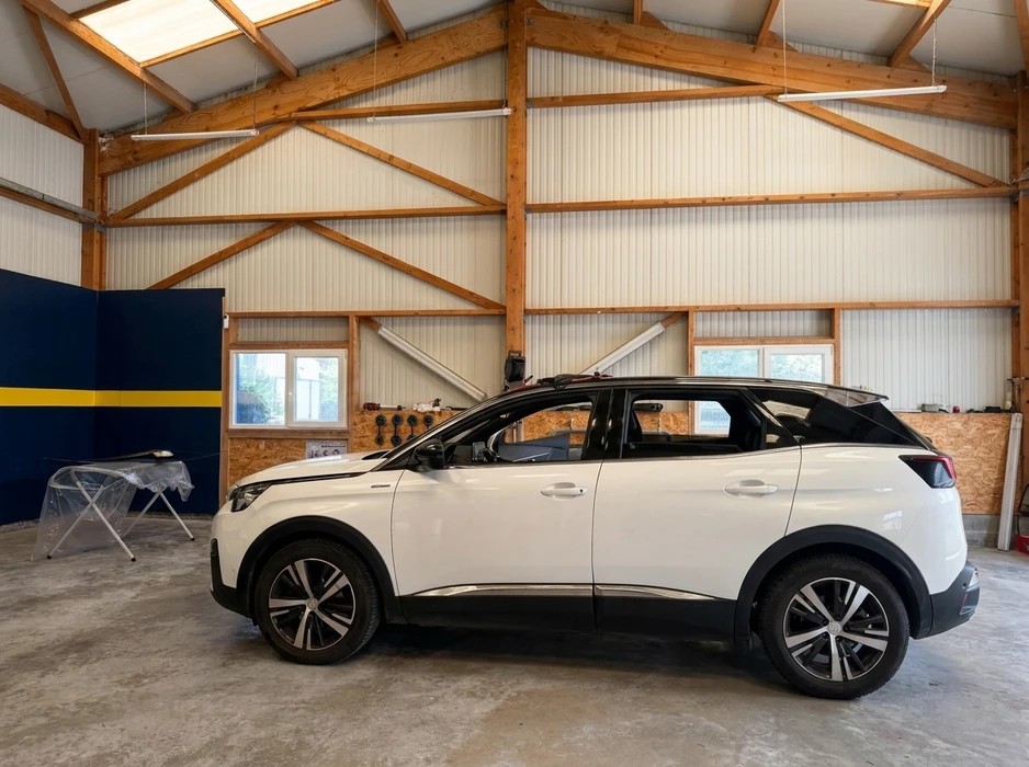 Atelier de pose de film automobile, intérieur hangar bardage métallique, charpente bois