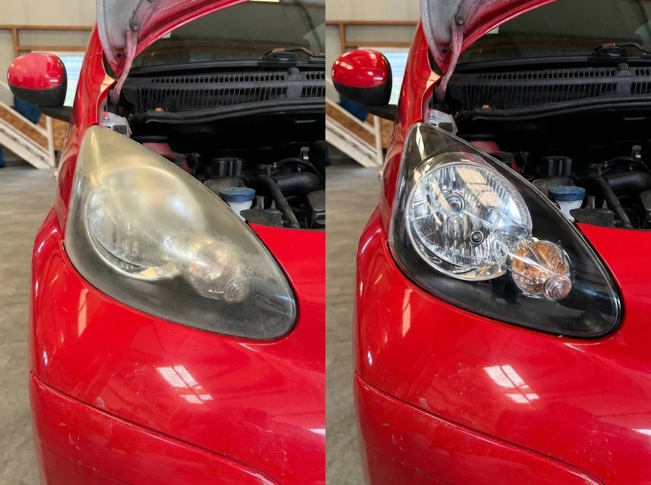 Comparatif avant/après restauration de phare automobile sur une voiture rouge