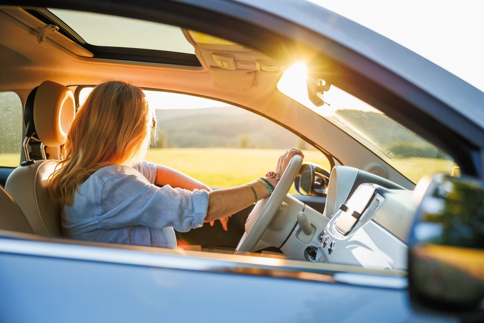 Intérieur véhicule automobile, vue depuis siège conducteur à travers pare-brise fissuré
